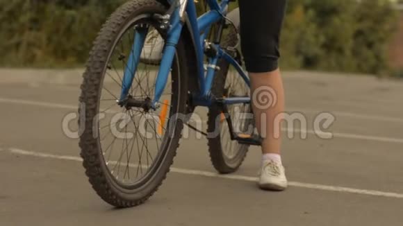 一辆自行车的特写镜头开始移动视频的预览图