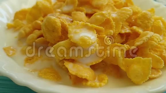玉米片慢吞吞的早晨美味的倒牛奶脆脆的食物视频的预览图