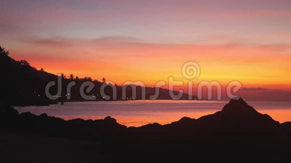 可爱的日落在岩石热带海滩惊人的颜色慢动作3840x2160视频的预览图