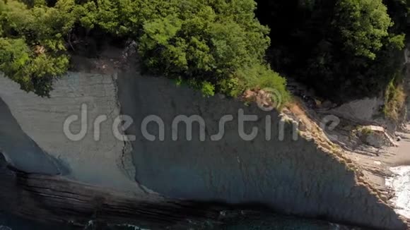 飞越岩石海岸与高崖海山海岸的海洋空中射击视频的预览图