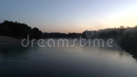 黎明时对河流的空中摄影在旭日的背景下从河中升起的薄雾视频的预览图
