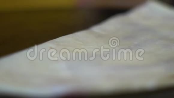 香甜可口的煎饼厨师用果酱把烤好的煎饼包起来视频的预览图