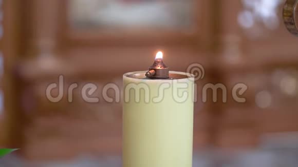 教堂里的烛光很近祭坛前点着蜡烛视频的预览图