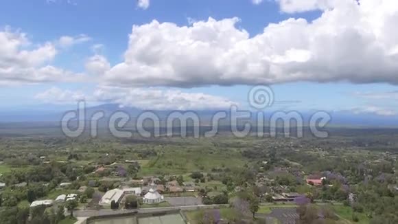 4k无人驾驶飞机在夏日看到一片绿色的乡村田野在深蓝色的天空中看到蓬松的白云视频的预览图