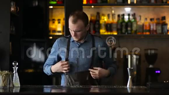 年轻的酒保下班前放个屁视频的预览图