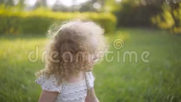 夏天公园里的卷发女孩视频的预览图