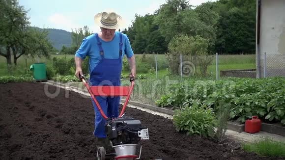 农夫在炎热的夏日做他最擅长的事视频的预览图