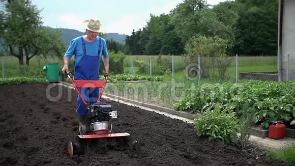 一个戴着大帽子的农夫用耕者耕田视频的预览图