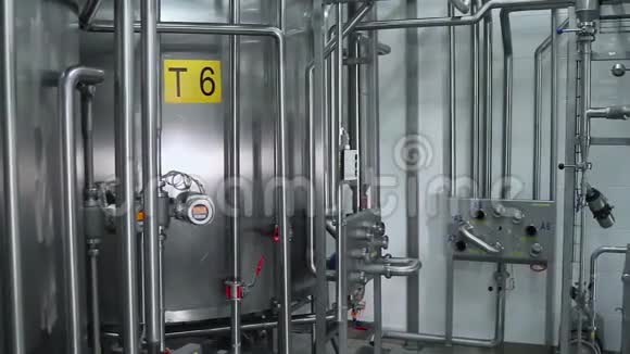 一个现代化工厂内部的钢罐视频的预览图