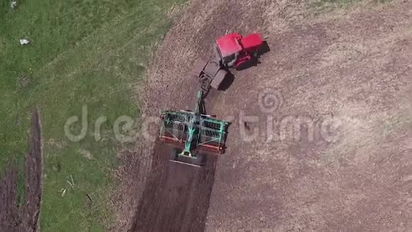 农用拖拉机播种和田间栽培视频的预览图