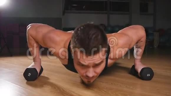 年轻的肌肉运动员做俯卧撑视频的预览图