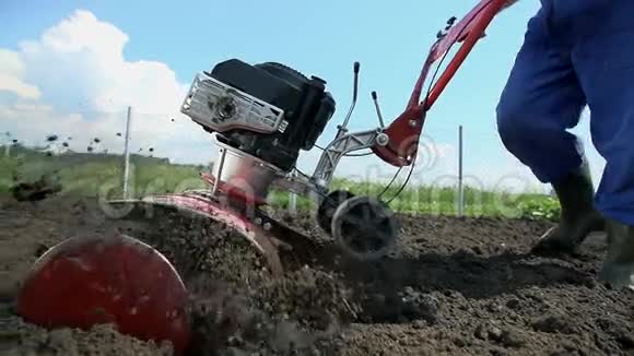 低角耕植土紧闭慢运动视频的预览图
