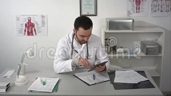 男医生用平板电脑工作视频的预览图