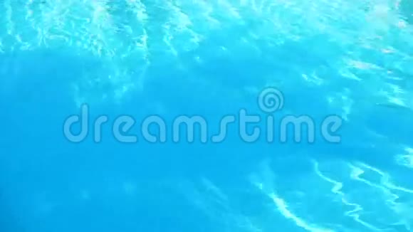 夏天游泳池里清澈的蓝水晴天视频的预览图