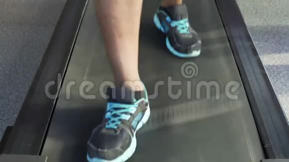 运动男性在跑步机上跑步的腿健身俱乐部的有氧运动视频的预览图