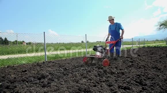 用粪肥浇灌土壤准备种植蔬菜视频的预览图