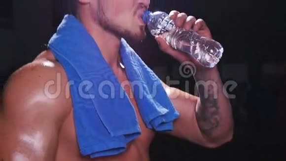 肌肉男饮用水瓶视频的预览图