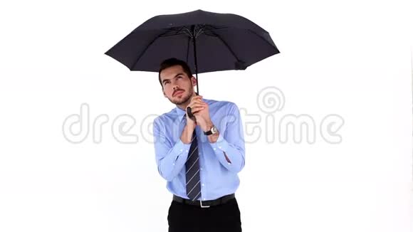 年轻的商人用雨伞遮风挡雨把伞放下视频的预览图