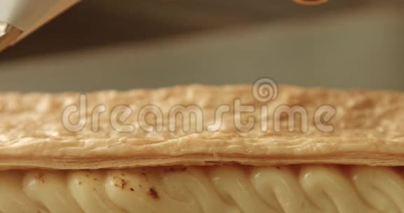 厨师完成一层酥皮蛋糕视频的预览图