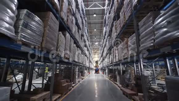 很大的工厂仓库商店艾尔斯相机在一家大商店里视频的预览图