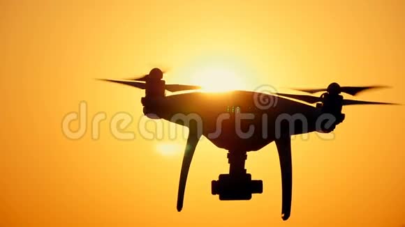 在日落的背景下无人机在空中移动视频的预览图