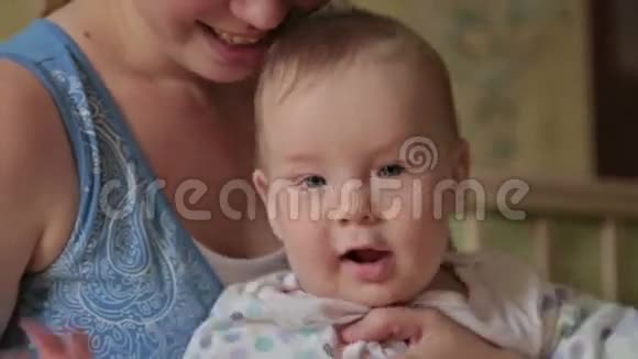 宝宝坐在妈妈的腿上视频的预览图