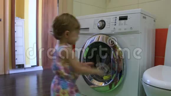 小孩在浴室里开始洗衣机高清视频的预览图