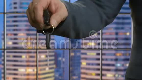 男手递车钥匙视频的预览图