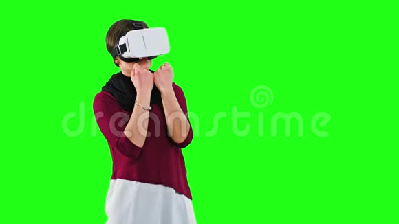 女子拳击与VR耳机视频的预览图