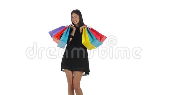 女孩拿着购物袋笑着笑着白色的慢动作视频的预览图