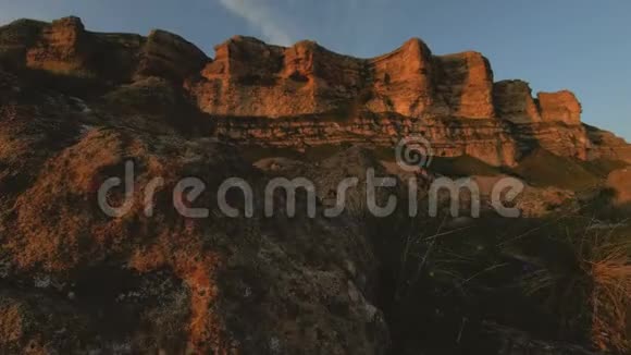 日落的天空与云在一个岩石山谷的低键日落时岩体山脚地形全景视频的预览图