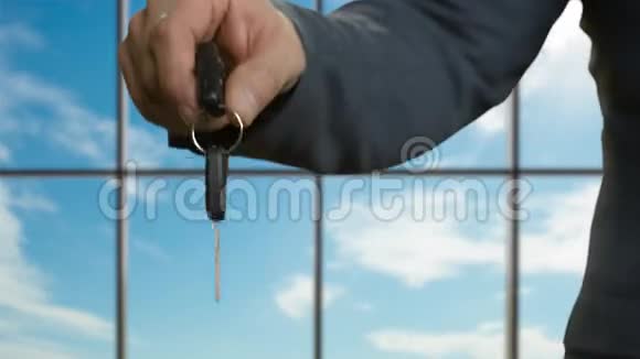 商人通过汽车钥匙视频的预览图