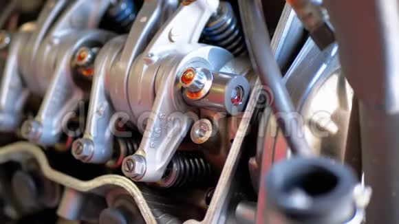 摩托车发动机中的阀门和阀门机构凸轮轴摩托车发动机视频的预览图