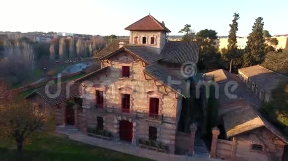 西班牙传统农舍改造与水晶屋顶视频的预览图