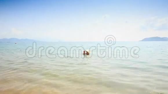 小女孩妈妈在蓝天山的海面上游来游去视频的预览图