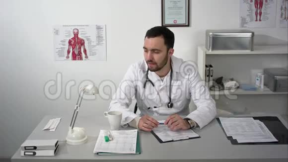大声思考体贴的年轻留胡子医生在医疗柜视频的预览图