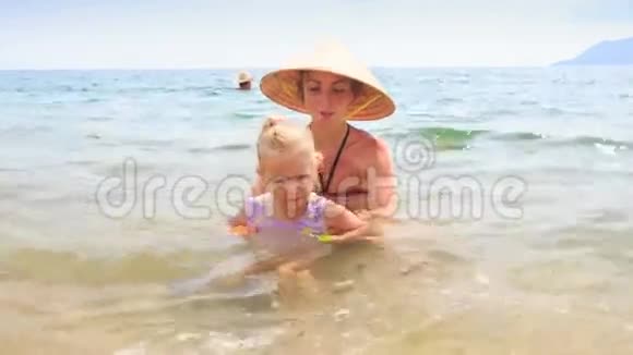 妈妈让小女儿去金沙海海滩视频的预览图