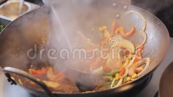 专业厨师在街头美食节上用蔬菜煎贻贝和虾烤虾和软体动物视频的预览图