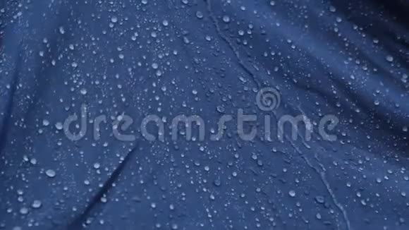 雨滴打在蓝色的伞上视频的预览图