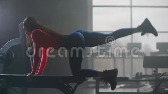 女人在臀部做运动视频的预览图