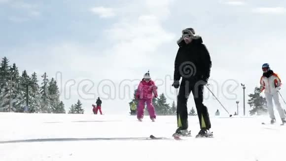 一群人在寒冷的天气滑雪视频的预览图