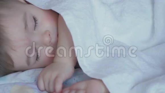 睡在白床上的婴儿画像视频的预览图