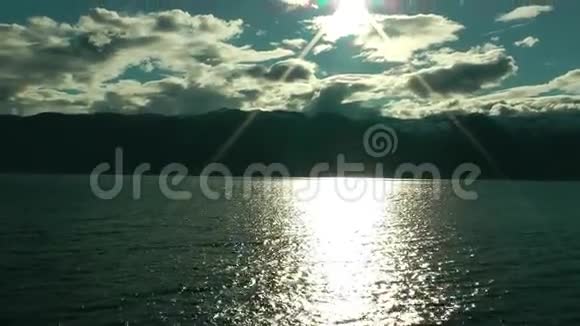 山中带湖的景观视频的预览图