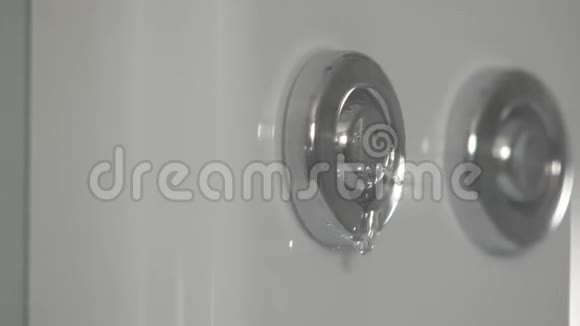 淋浴舱摊子浴室配有自来水的淋浴头视频的预览图