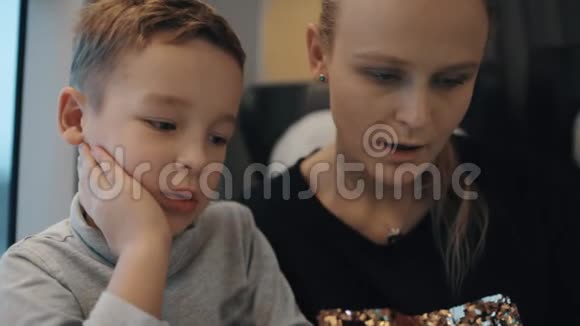 孩子和母亲在火车旅行时用垫子打发时间视频的预览图