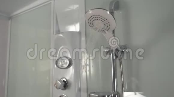 淋浴舱摊子浴室配有自来水的淋浴头视频的预览图