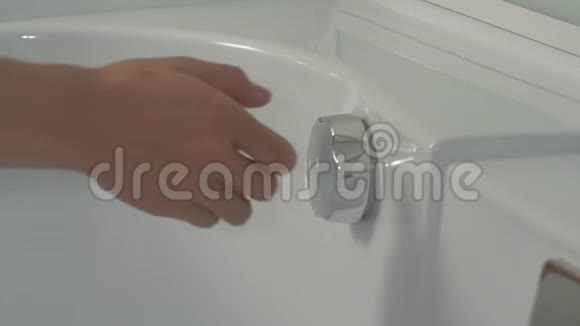 手打开水龙头淋浴舱打开水龙头打开阀门淋浴视频的预览图
