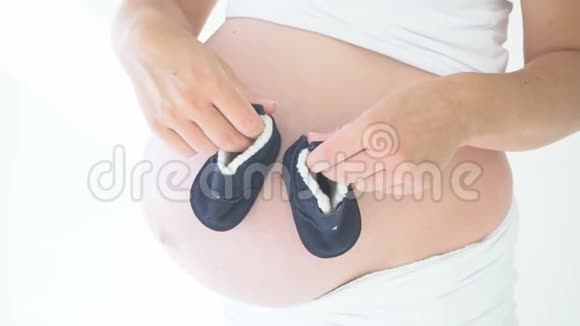 孕妇在肚子里玩婴儿游戏视频的预览图