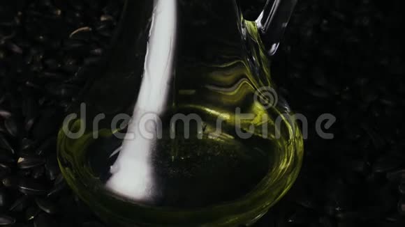 葵花籽油倒在桌子上的装饰器里视频的预览图