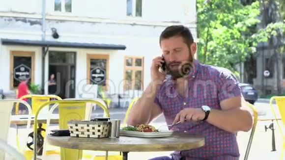 在吃早餐的时候男人通过电话交谈滑球击中右视频的预览图